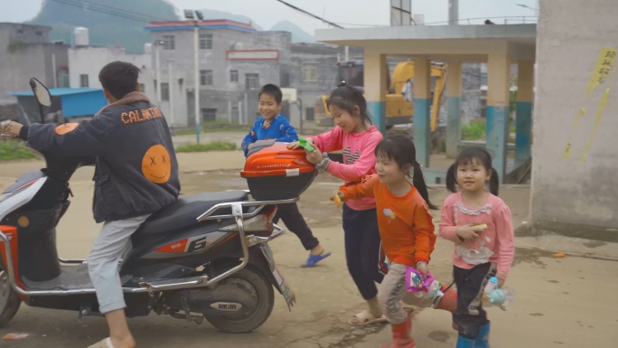 村里的孩子们骑电动车留守儿童