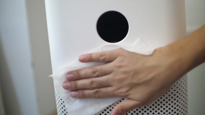 使用消毒湿巾清洁空气净化器以保护病毒