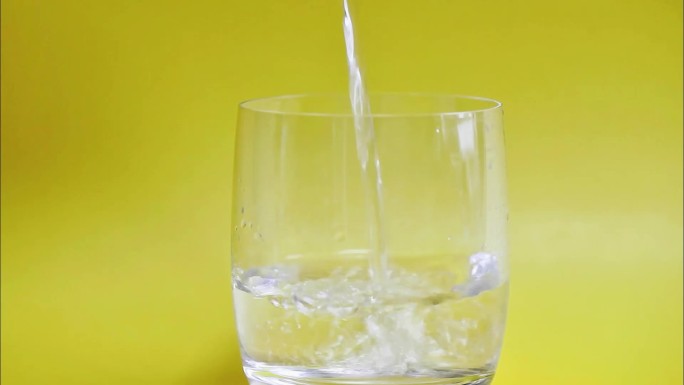 纯净水倒入透明玻璃杯里