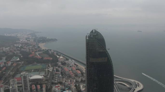 雨天海滨城市的标志性建筑