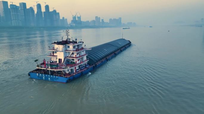 武汉长江清晨航行的货船