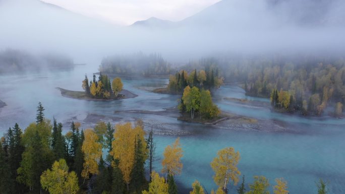原创 新疆阿勒泰喀纳斯河晨雾自然风光航拍