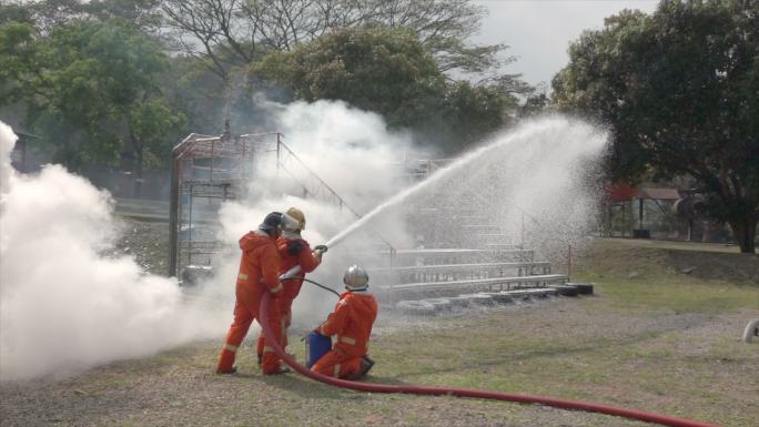 消防队员在现场慢动作时使用灭火泡沫