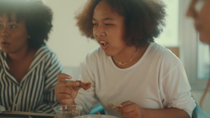 一起吃晚饭黑人女人