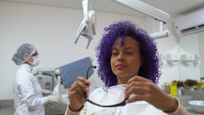 牙科诊所戴护目镜的非洲女性