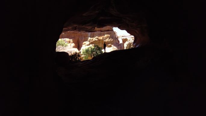 远处的洞穴轮廓探索地理洞口