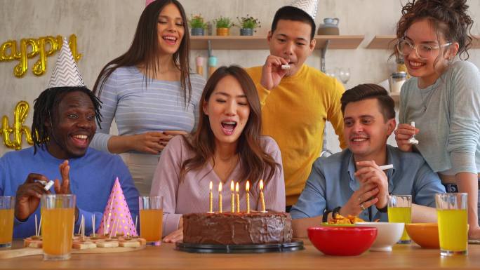 吹生日蜡烛的女人过生日生日蛋糕生日派对