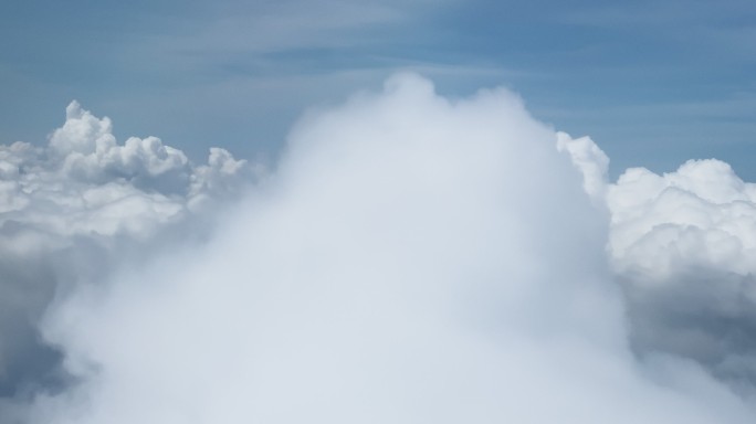 穿过云层时的云顶（从飞机上看）
