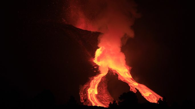 拉帕尔马火山夜间喷发，巨大的熔岩流，呈扇形蔓延。美妙的声音！