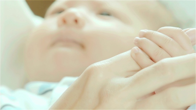 SLO MO&新生儿抱着母亲手指的特写镜头