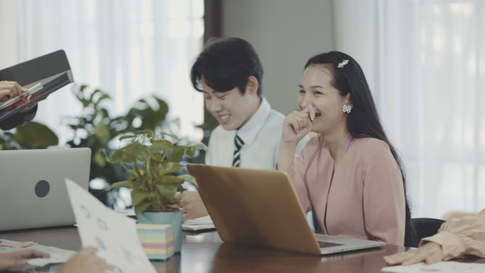 商务人士开会年轻人电脑白领工作开会