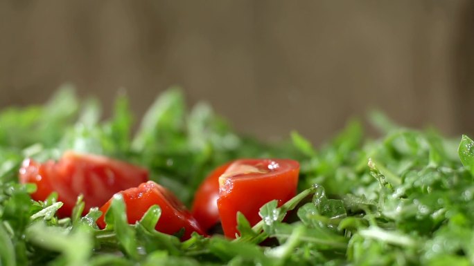 芝麻菜上的番茄碎果蔬食品有机食品
