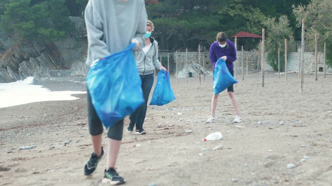 清理海滩区域的人群