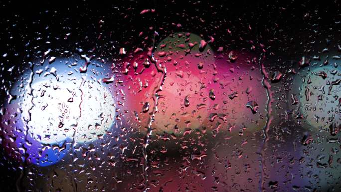4K窗外的雨中光影闪烁水滴