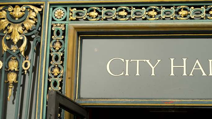 市政厅入口处的市政厅标志