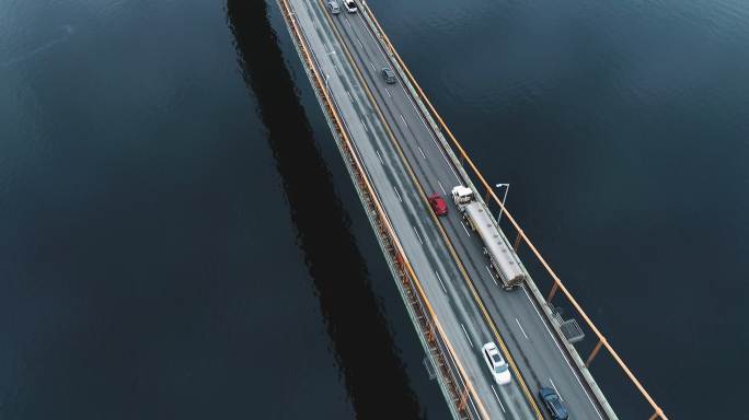 桥上跟随油轮跨海大桥车流大桥