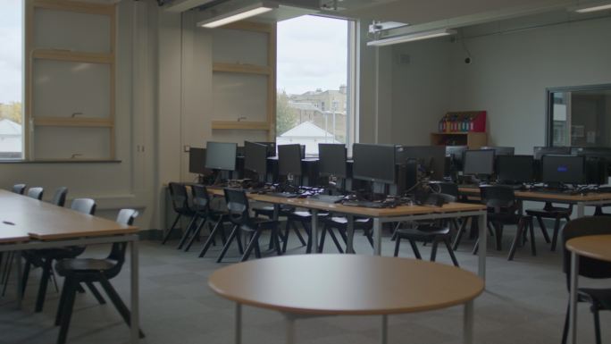 英国学校空置的学习区和电脑桌