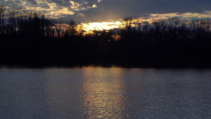湖边森林上美丽的日落景色