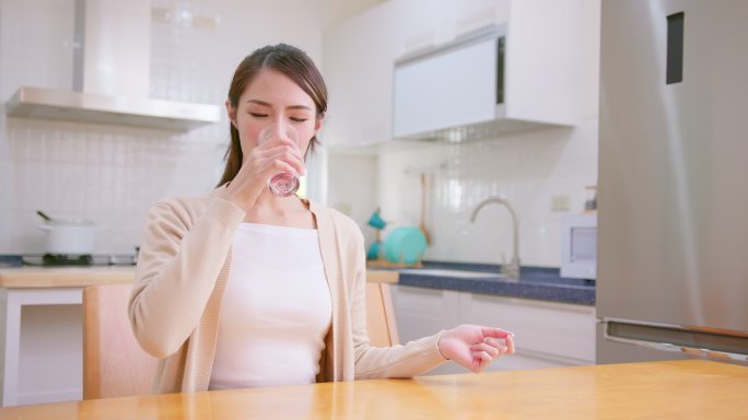 女性服用维生素或药物