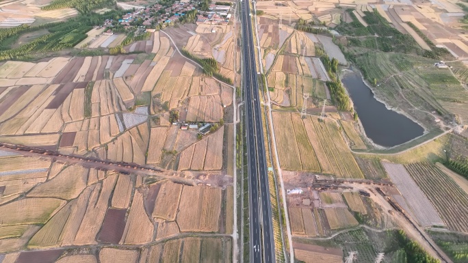 万亩良田日落航拍高速公路1