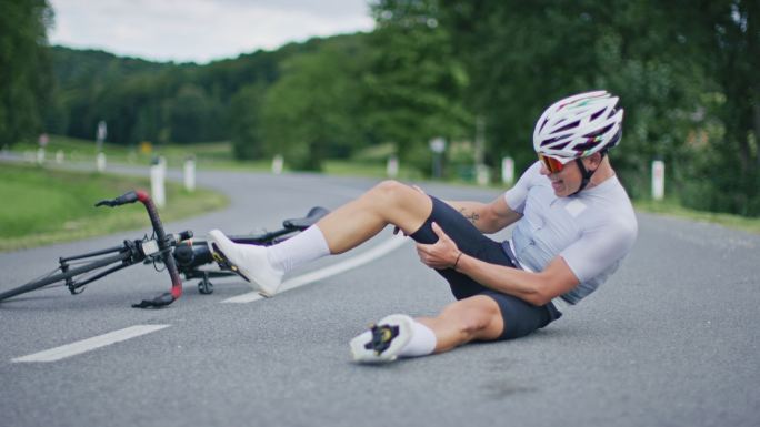 斯洛·莫（SLO MO）年轻公路自行车手在发生事故时摩擦受伤的膝盖