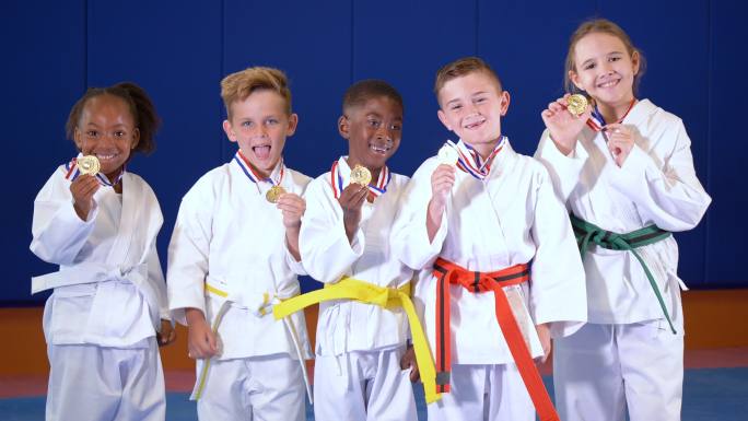 孩子们炫耀他们的跆拳道奖牌
