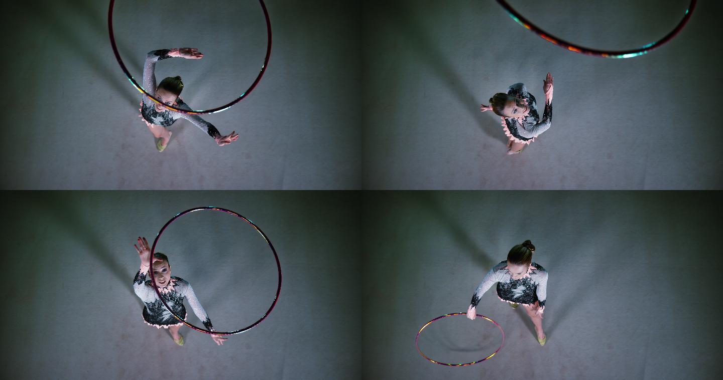 一名艺术体操运动员在空中投掷一个篮球，并在接住之前旋转身体