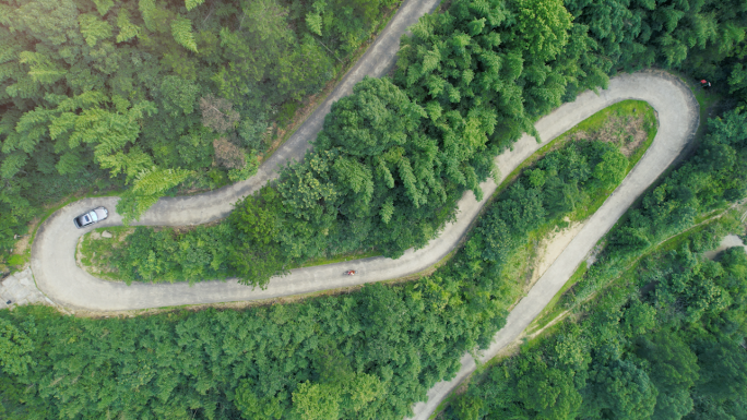 4K山路开车航拍汽车在盘山公路行驶