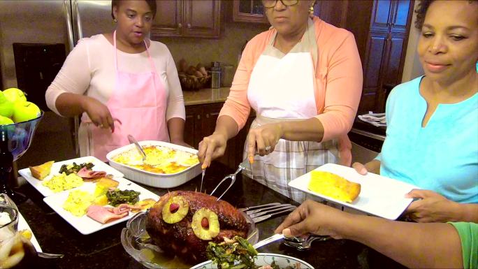 四位非裔美国女性在提供节日晚餐