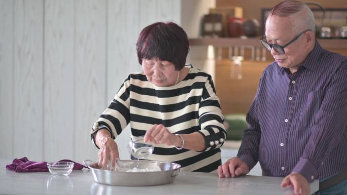 中国老妇人为中国新年团圆饭准备中餐“汤圆”汤圆