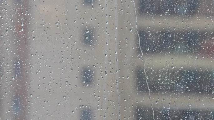 玻璃窗户雨滴滑落