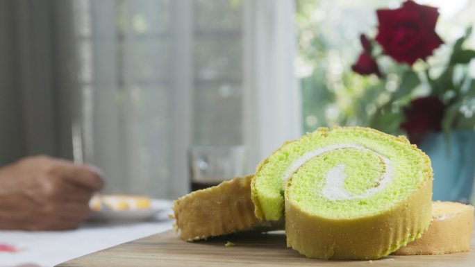 柔软的绿色潘丹蛋糕