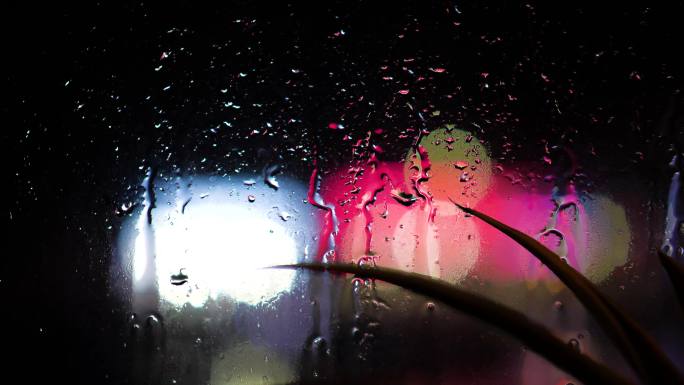 4K窗外的雨中光影闪烁水滴水珠