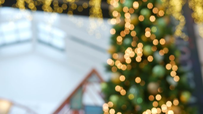 圣诞树上装饰物的散焦抽象背景