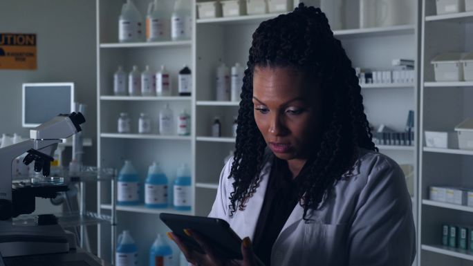 非裔美国女科学家在实验室阅读科学测试结果