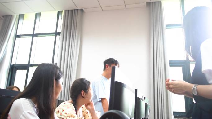 河南大学老师学生英语课提问互动镜头一组