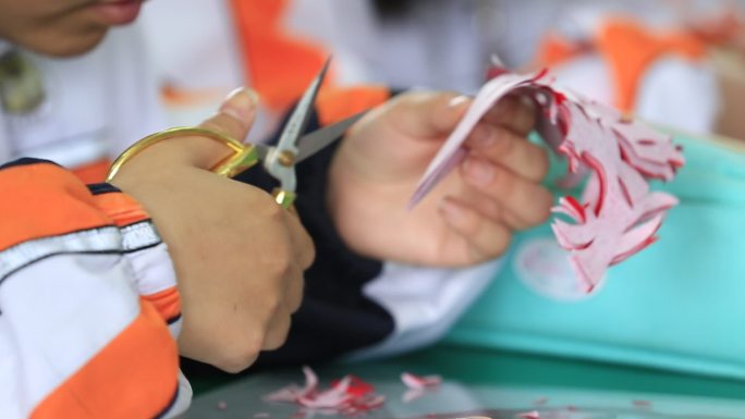 传统文化非遗剪纸学校课堂学生传承手剪刀