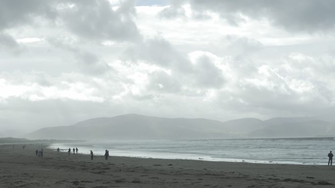 恶劣天气下丁格尔半岛的英寸海滩