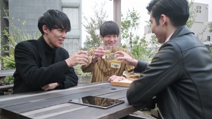 日本男性朋友在屋顶花园喝茶
