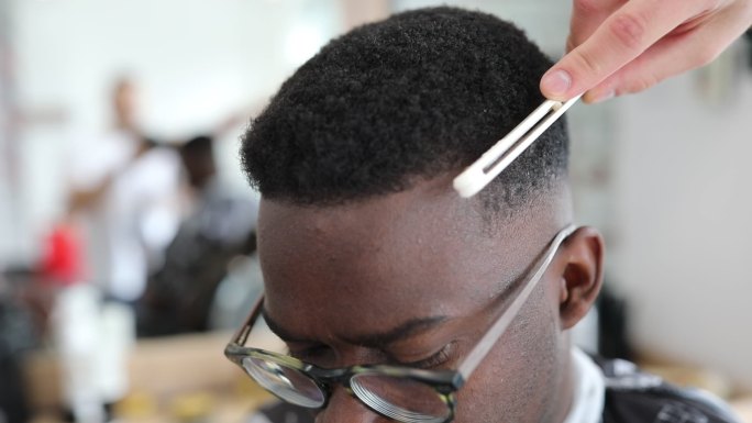 年轻的非洲裔美国男子正在接受现代发型