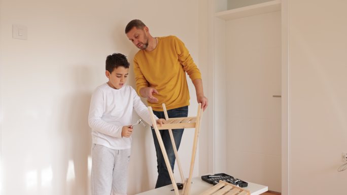 儿子与父亲组装家具