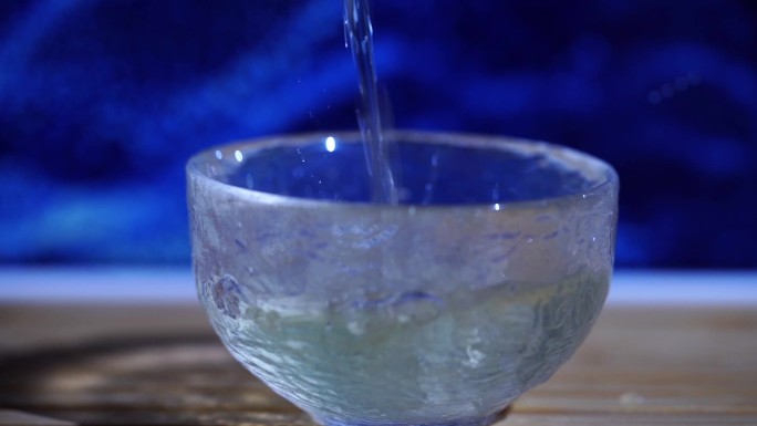 倒水 玻璃杯  水流 白水