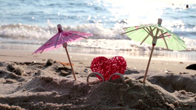 海滩上雨伞下的结婚戒指