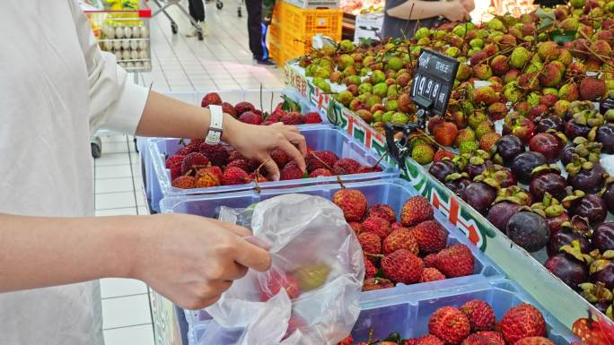水果超市购买挑选荔枝空镜