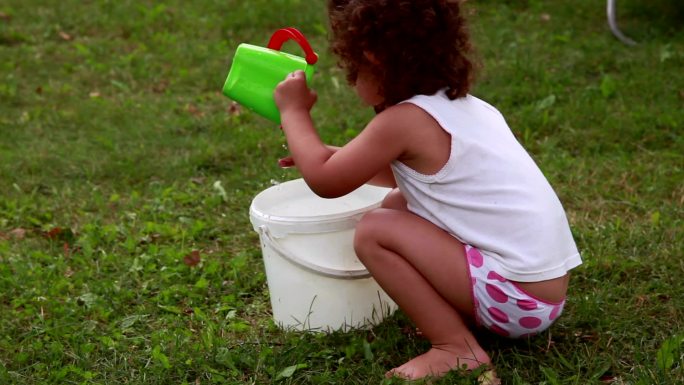 小孩在水桶里玩水小孩玩水