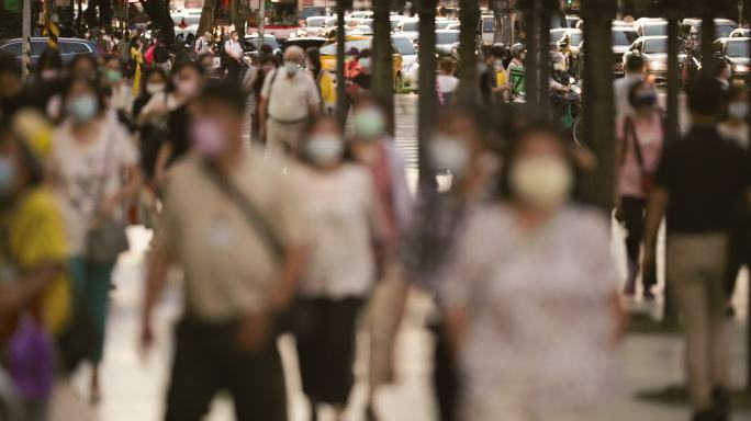 戴着面具在街上行走的人
