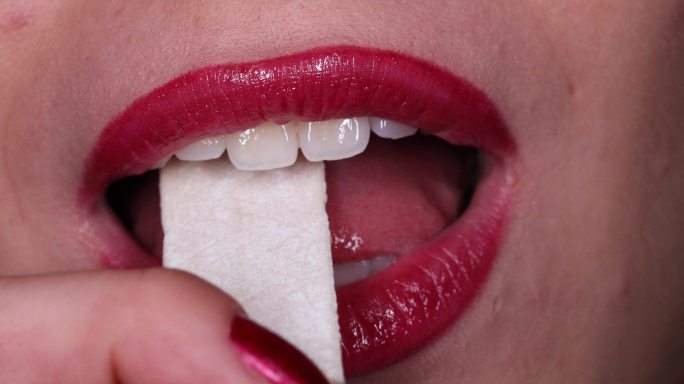 吃口香糖咀嚼吃享受整齐的牙齿