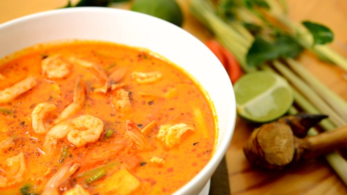 Tom Yum Kung thaifood或酸虾汤，