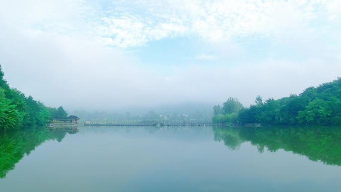 雾锁湖景