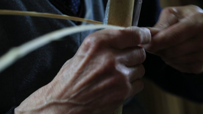 传统老手艺人篾匠剖竹篾皱纹双手特写老人